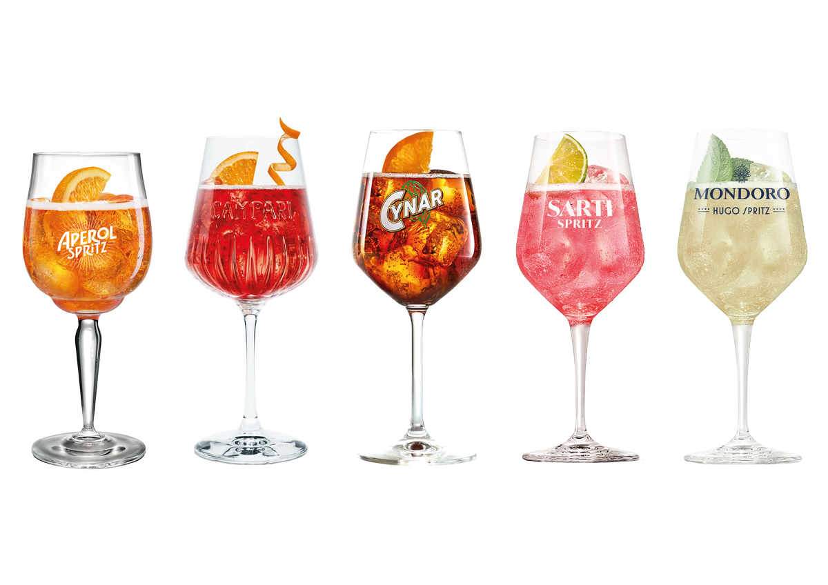 Tu di che Spritz sei? L’aperitivo italiano ha conquistato il mondo, ma c’è tutto un mondo oltre l’arancio Aperol. Ecco i 10 nuovi colori da provare quest’estate