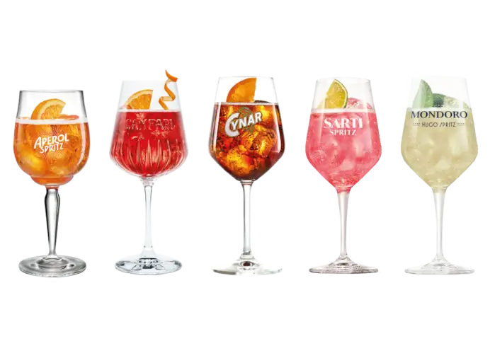 Tu di che Spritz sei? L’aperitivo italiano ha conquistato il mondo, ma c’è tutto un mondo oltre l’arancio Aperol. Ecco i 10 nuovi colori da provare quest’estate
