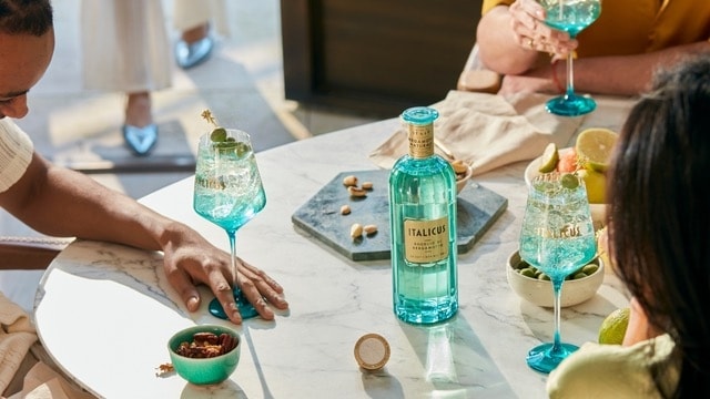 Tu di che Spritz sei? L’aperitivo italiano ha conquistato il mondo, ma c’è tutto un mondo oltre l’arancio Aperol. Ecco i 10 nuovi colori da provare quest’estate
