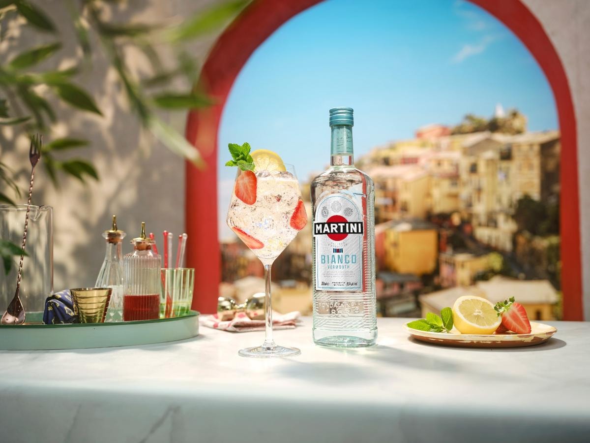 Tu di che Spritz sei? L’aperitivo italiano ha conquistato il mondo, ma c’è tutto un mondo oltre l’arancio Aperol. Ecco i 10 nuovi colori da provare quest’estate