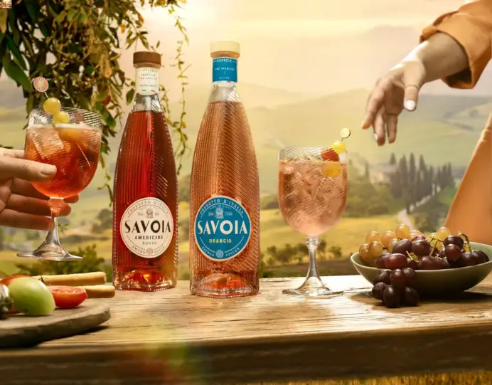 Tu di che Spritz sei? L’aperitivo italiano ha conquistato il mondo, ma c’è tutto un mondo oltre l’arancio Aperol. Ecco i 10 nuovi colori da provare quest’estate