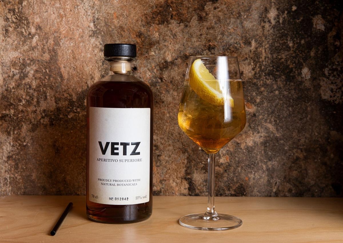 Tu di che Spritz sei? L’aperitivo italiano ha conquistato il mondo, ma c’è tutto un mondo oltre l’arancio Aperol. Ecco i 10 nuovi colori da provare quest’estate