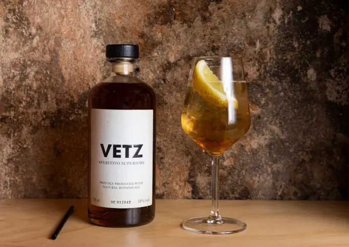 Tu di che Spritz sei? L’aperitivo italiano ha conquistato il mondo, ma c’è tutto un mondo oltre l’arancio Aperol. Ecco i 10 nuovi colori da provare quest’estate