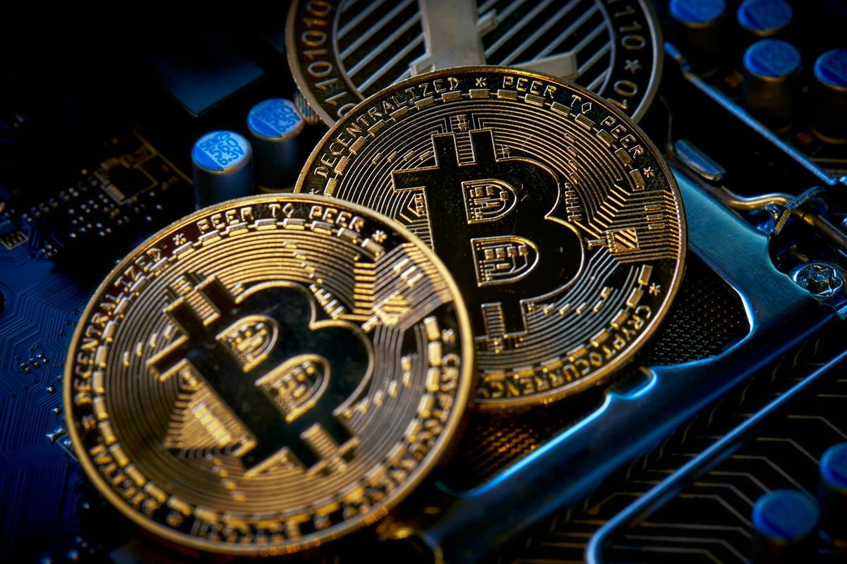 Le banche italiane scoprono una nuova fonte di ricavi: bitcoin e criptovalute. Anche senza acquistarle direttamente