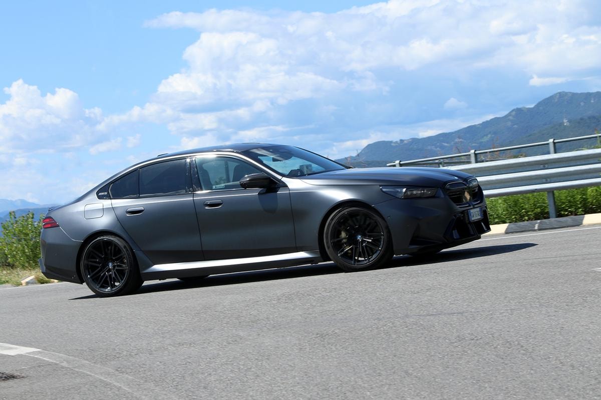 Nuova Bmw M5 G90: 727 cavalli di potenza ibrida per la regina delle berline sportive