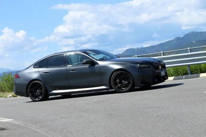 Nuova Bmw M5 G90: 727 cavalli di potenza ibrida per la regina delle berline sportive