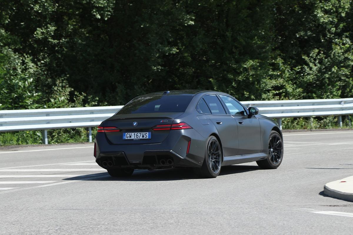 Nuova Bmw M5 G90: 727 cavalli di potenza ibrida per la regina delle berline sportive