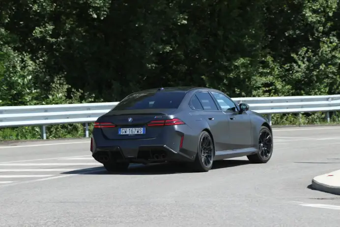 Nuova Bmw M5 G90: 727 cavalli di potenza ibrida per la regina delle berline sportive