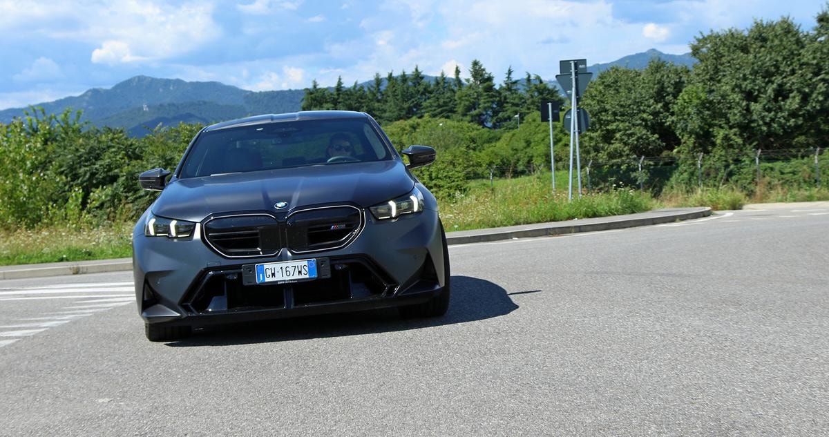 Nuova Bmw M5 G90: 727 cavalli di potenza ibrida per la regina delle berline sportive