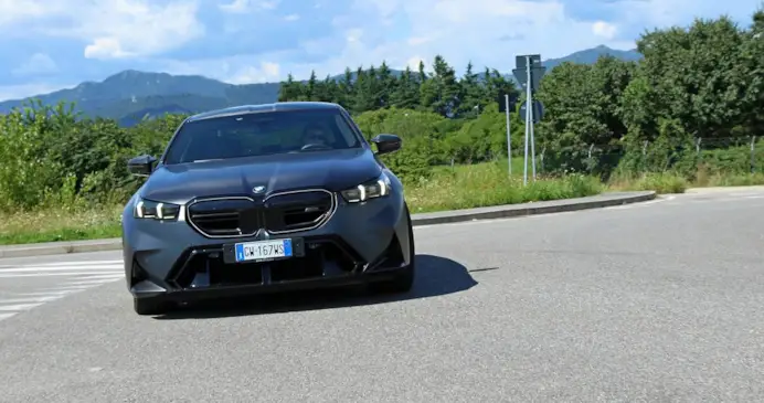 Nuova Bmw M5 G90: 727 cavalli di potenza ibrida per la regina delle berline sportive