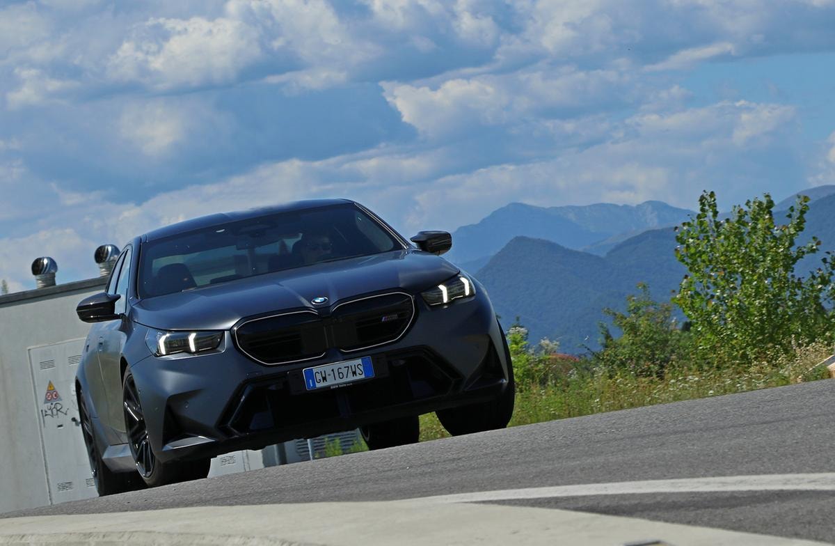 Nuova Bmw M5 G90: 727 cavalli di potenza ibrida per la regina delle berline sportive
