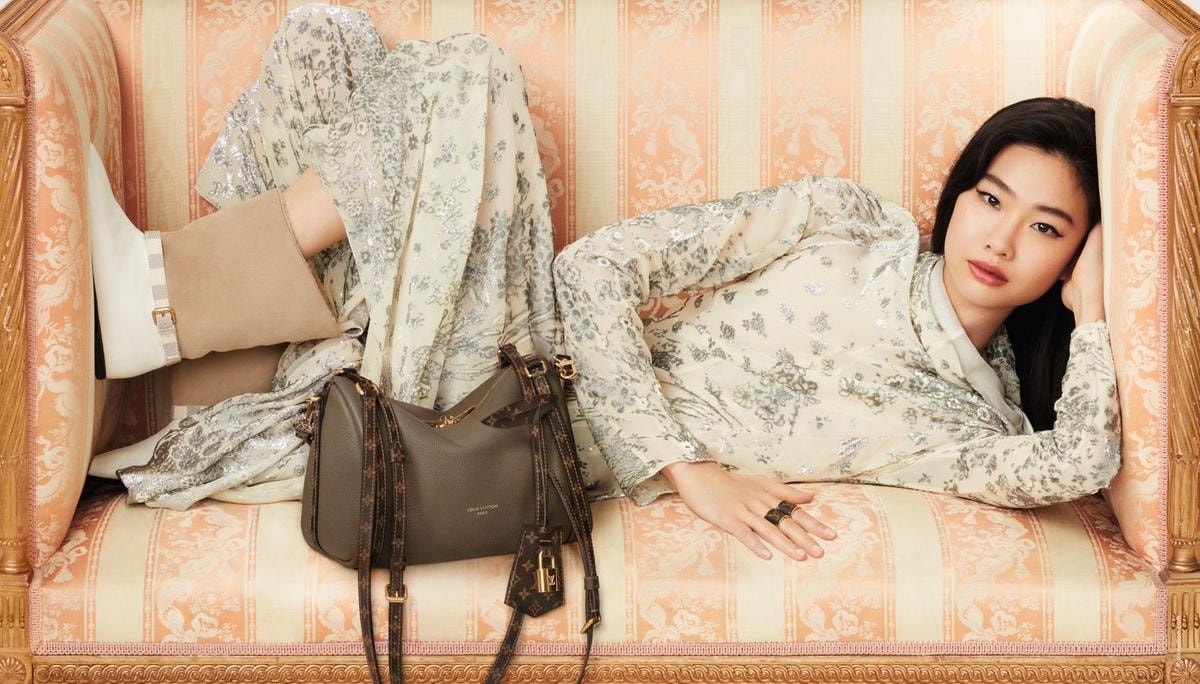 La Express bag di Louis Vuitton interpretata dall’attrice Hoyeon, rivelazione della serie coreana Squid Game.
