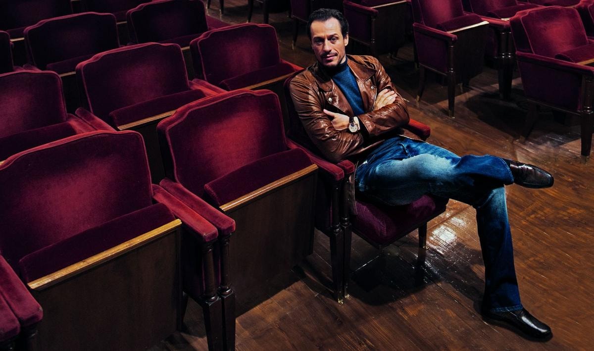 Stefano Accorsi, fotografato da Marco Glaviano, al Teatro della Pergola, a Firenze, nel 2015.