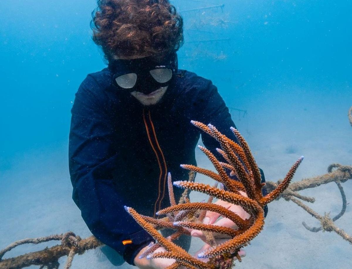Un tuffo dove l’acqua è più blu? Si può fare con la capsule collection dal cuore eco sostenibile, firmata K-Way® in collaborazione con Coral Gardeners