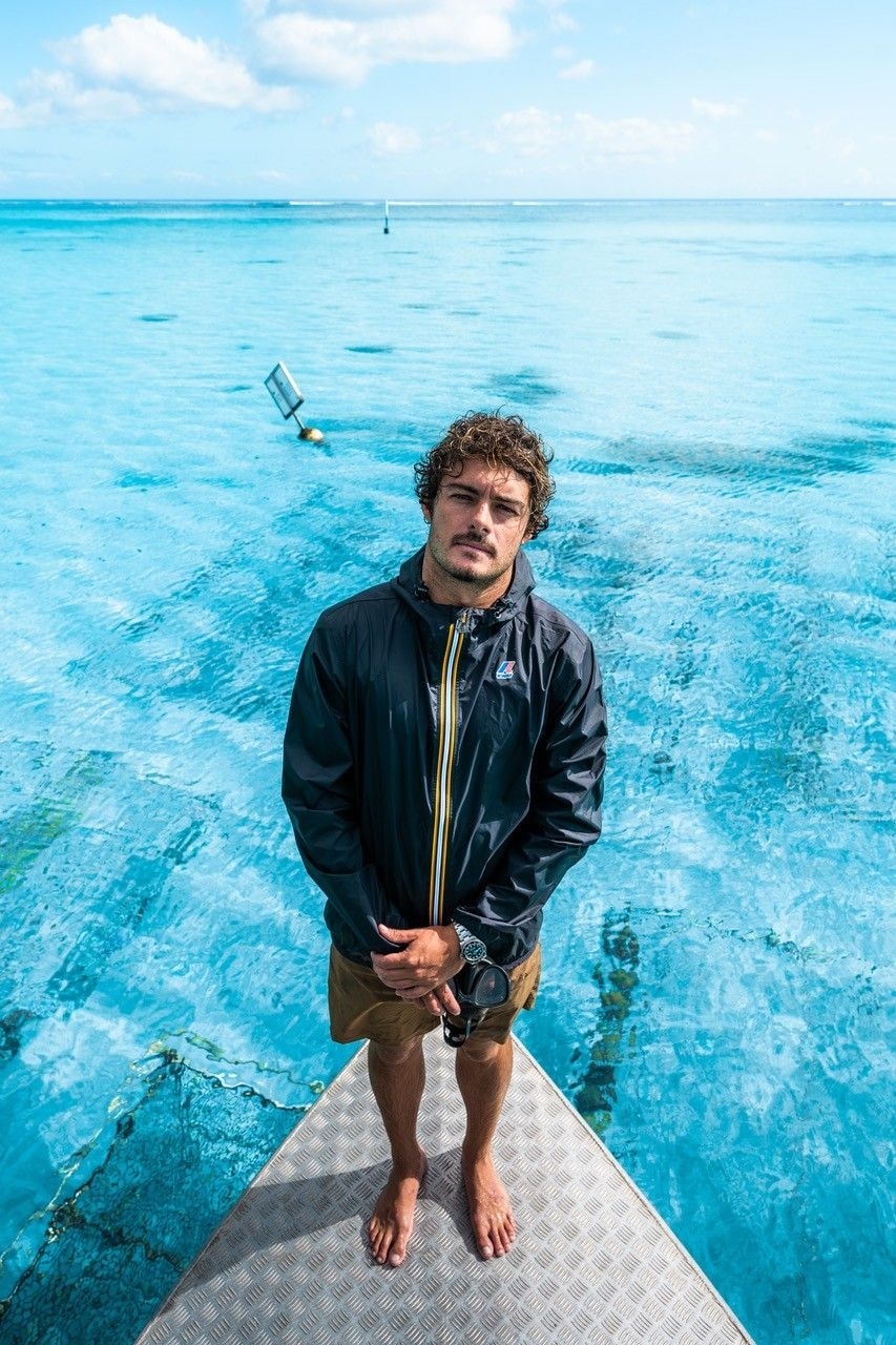 Titouan Bernicot, fondatore e ceo di Coral Gardeners, indossa la capsule collection in collaborazione con K-Way®.