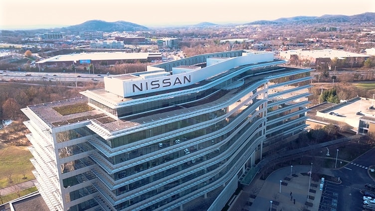 Nissan taglia in Europa e apre alle uscite volontarie prima di procedere con i licenziamenti