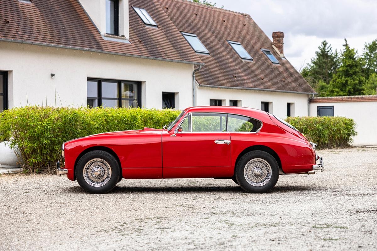 Aste di agosto. Dalla Maserati Ghibli 4.9 SS alla Ferrari 400i, collezioni rare e auto uniche che fanno sognare i grandi investitori