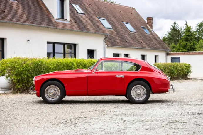 Aste di agosto. Dalla Maserati Ghibli 4.9 SS alla Ferrari 400i, collezioni rare e auto uniche che fanno sognare i grandi investitori