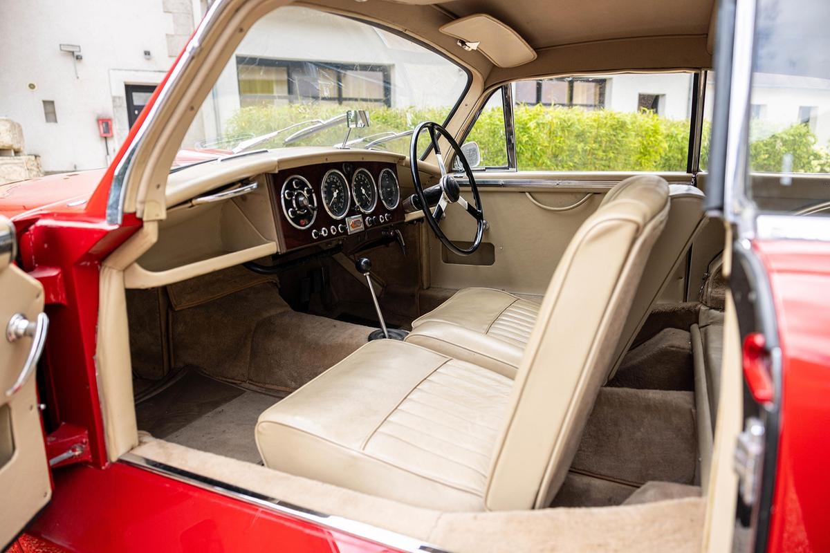 Aste di agosto. Dalla Maserati Ghibli 4.9 SS alla Ferrari 400i, collezioni rare e auto uniche che fanno sognare i grandi investitori