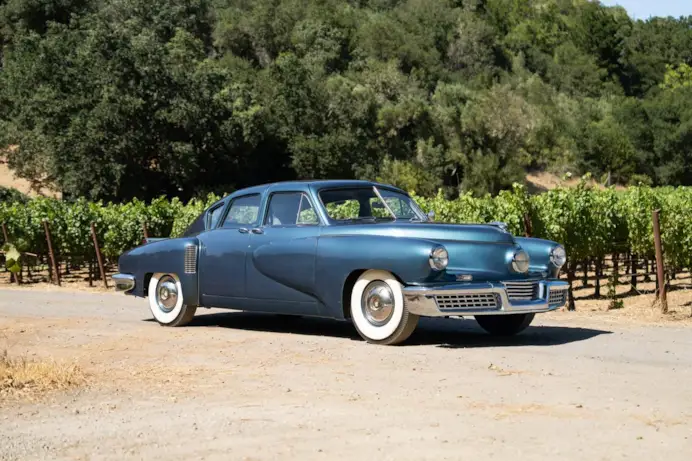 Aste di agosto. Dalla Maserati Ghibli 4.9 SS alla Ferrari 400i, collezioni rare e auto uniche che fanno sognare i grandi investitori