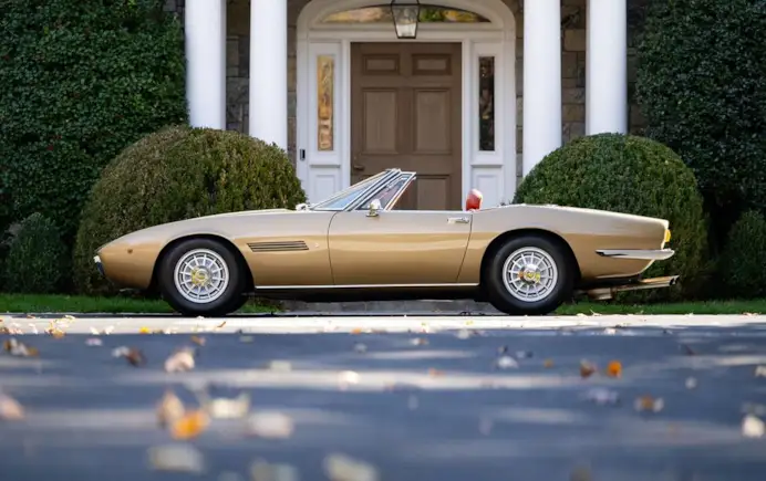 Aste di agosto. Dalla Maserati Ghibli 4.9 SS alla Ferrari 400i, collezioni rare e auto uniche che fanno sognare i grandi investitori