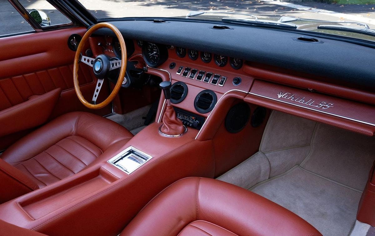 Aste di agosto. Dalla Maserati Ghibli 4.9 SS alla Ferrari 400i, collezioni rare e auto uniche che fanno sognare i grandi investitori