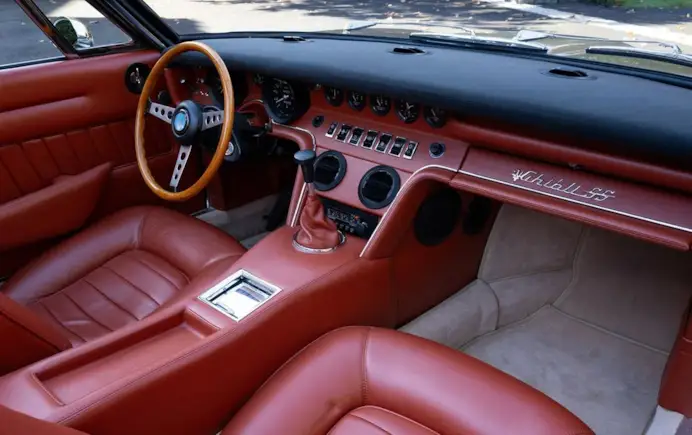Aste di agosto. Dalla Maserati Ghibli 4.9 SS alla Ferrari 400i, collezioni rare e auto uniche che fanno sognare i grandi investitori