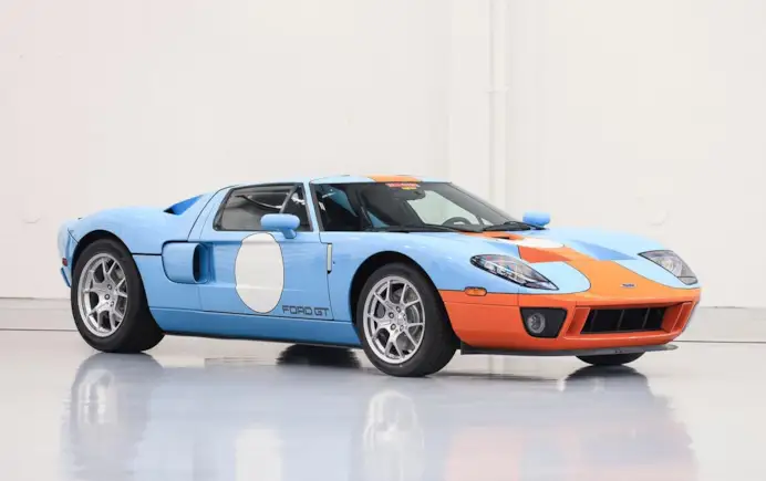 Aste di agosto. Dalla Maserati Ghibli 4.9 SS alla Ferrari 400i, collezioni rare e auto uniche che fanno sognare i grandi investitori