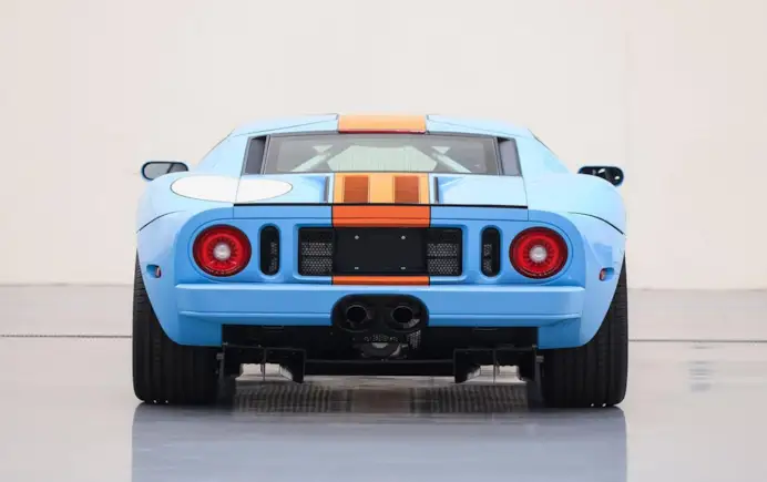 Aste di agosto. Dalla Maserati Ghibli 4.9 SS alla Ferrari 400i, collezioni rare e auto uniche che fanno sognare i grandi investitori