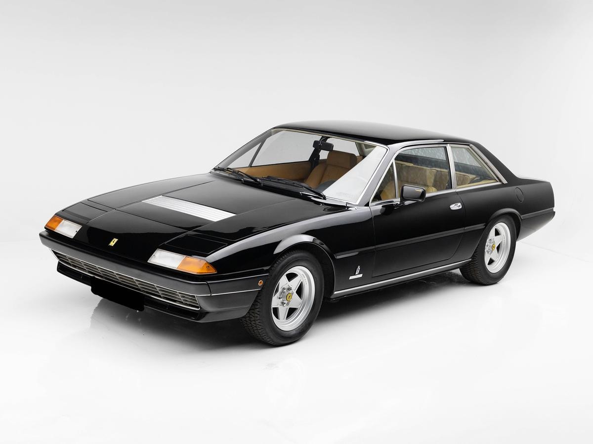 Aste di agosto. Dalla Maserati Ghibli 4.9 SS alla Ferrari 400i, collezioni rare e auto uniche che fanno sognare i grandi investitori