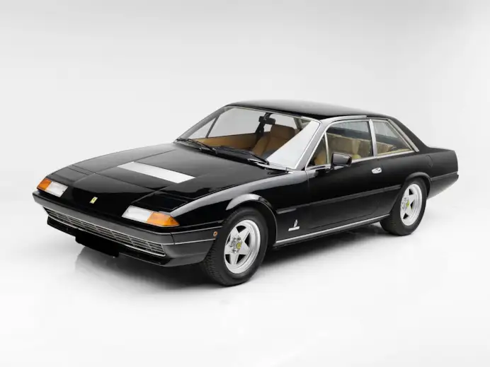 Aste di agosto. Dalla Maserati Ghibli 4.9 SS alla Ferrari 400i, collezioni rare e auto uniche che fanno sognare i grandi investitori