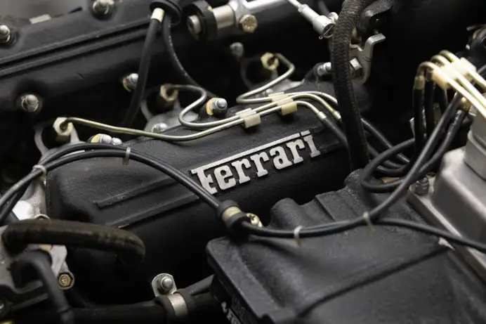 Aste di agosto. Dalla Maserati Ghibli 4.9 SS alla Ferrari 400i, collezioni rare e auto uniche che fanno sognare i grandi investitori