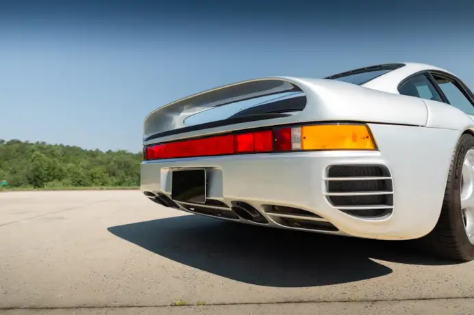 Aste di agosto. Dalla Maserati Ghibli 4.9 SS alla Ferrari 400i, collezioni rare e auto uniche che fanno sognare i grandi investitori