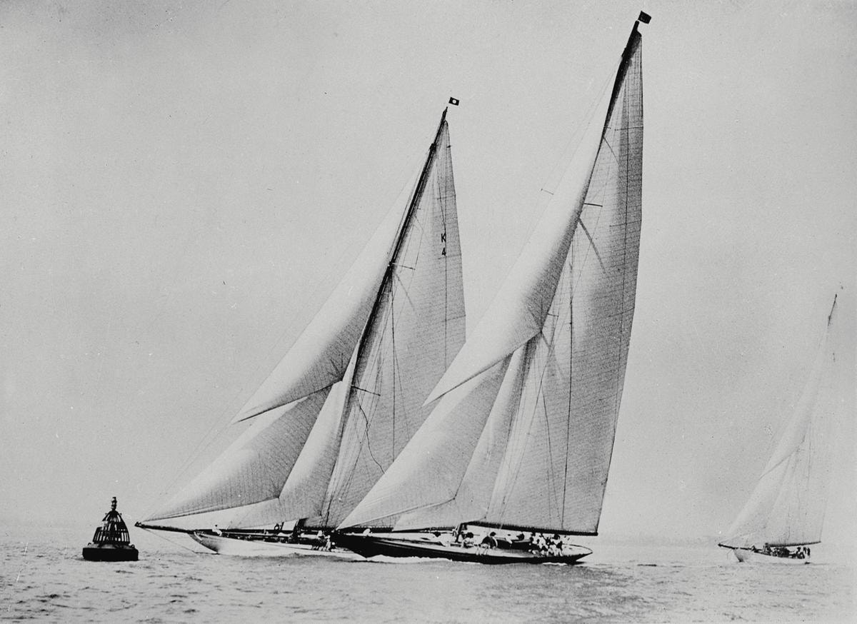 Il nome J12? Jacques Helleu, per 40 anni direttore artistico di Chanel, raccontava di averlo tratto dalle barche a vela Classe J, gli yacht da regata della Coppa America negli anni 30. Nella foto, il Shamrock V.