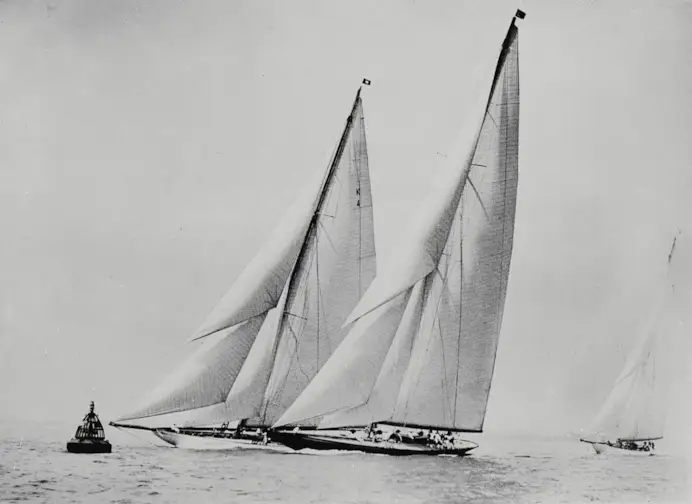 Il nome J12? Jacques Helleu, per 40 anni direttore artistico di Chanel, raccontava di averlo tratto dalle barche a vela Classe J, gli yacht da regata della Coppa America negli anni 30. Nella foto, il Shamrock V.