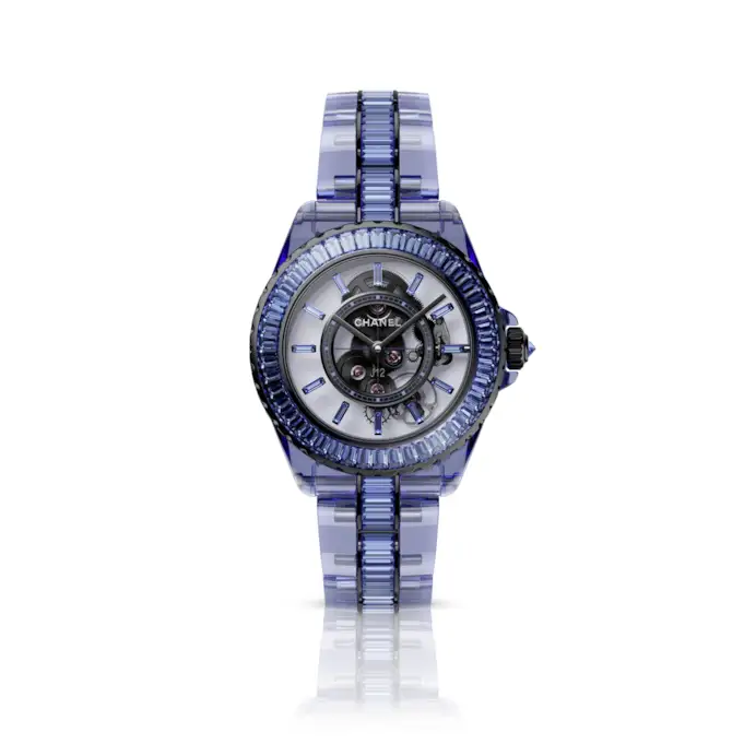 A 25 anni, l’orologio J12 di Chanel, ispirato al mondo delle vele, cambia abito. Anzi, ceramica