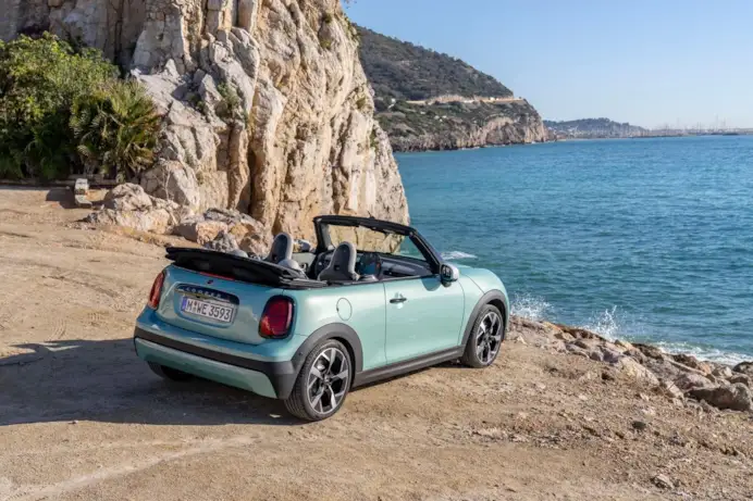 La nuova Mini Cooper Cabrio: l’icona britannica che non smette di sorprendere