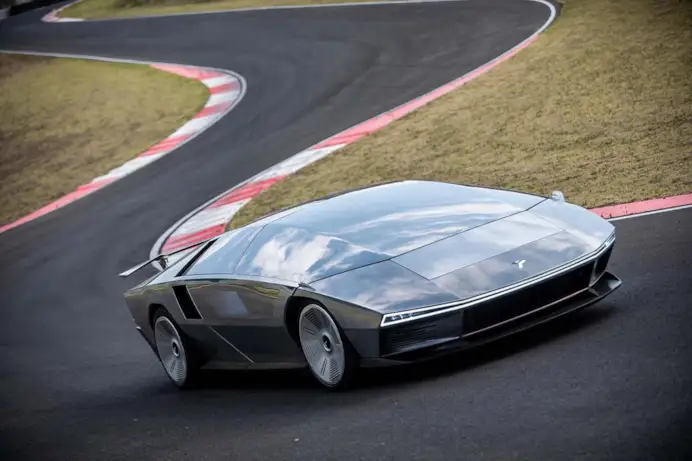 Ritorno al futuro al volante del pezzo unico GFG Style Peralta S