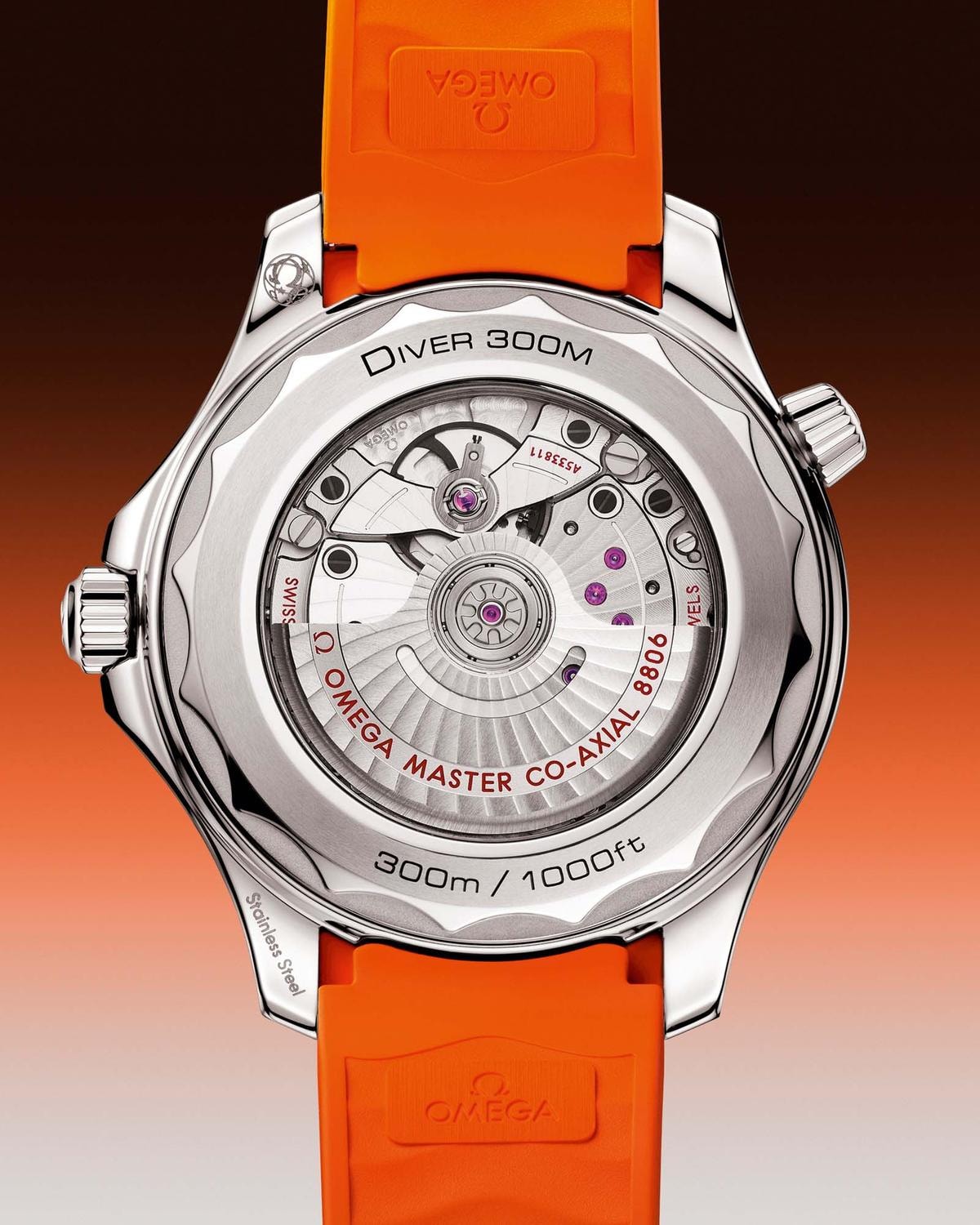 Il mare si tinge di arancione con il Seamaster Diver 300M di Omega 