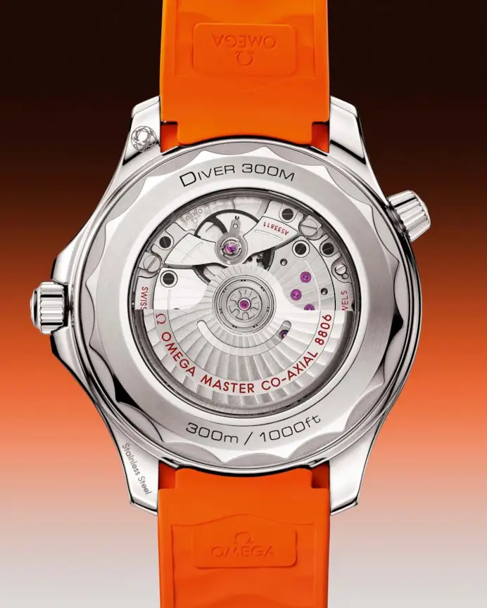 Il mare si tinge di arancione con il Seamaster Diver 300M di Omega