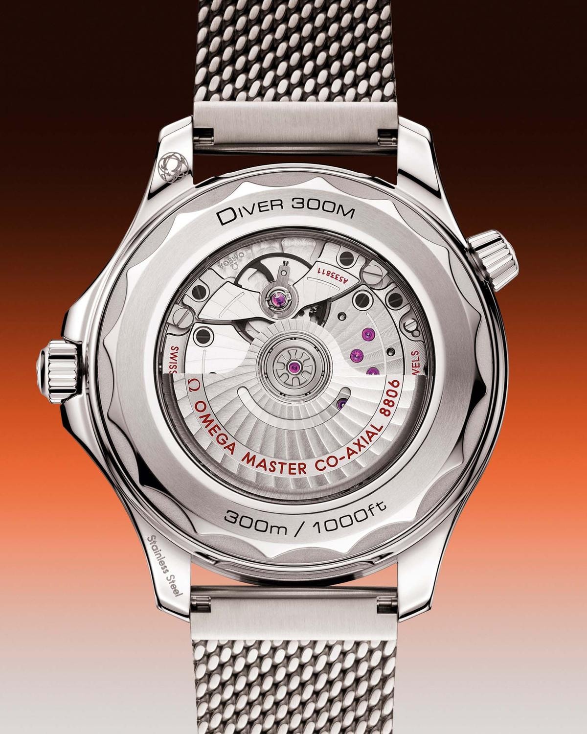 Il mare si tinge di arancione con il Seamaster Diver 300M di Omega 