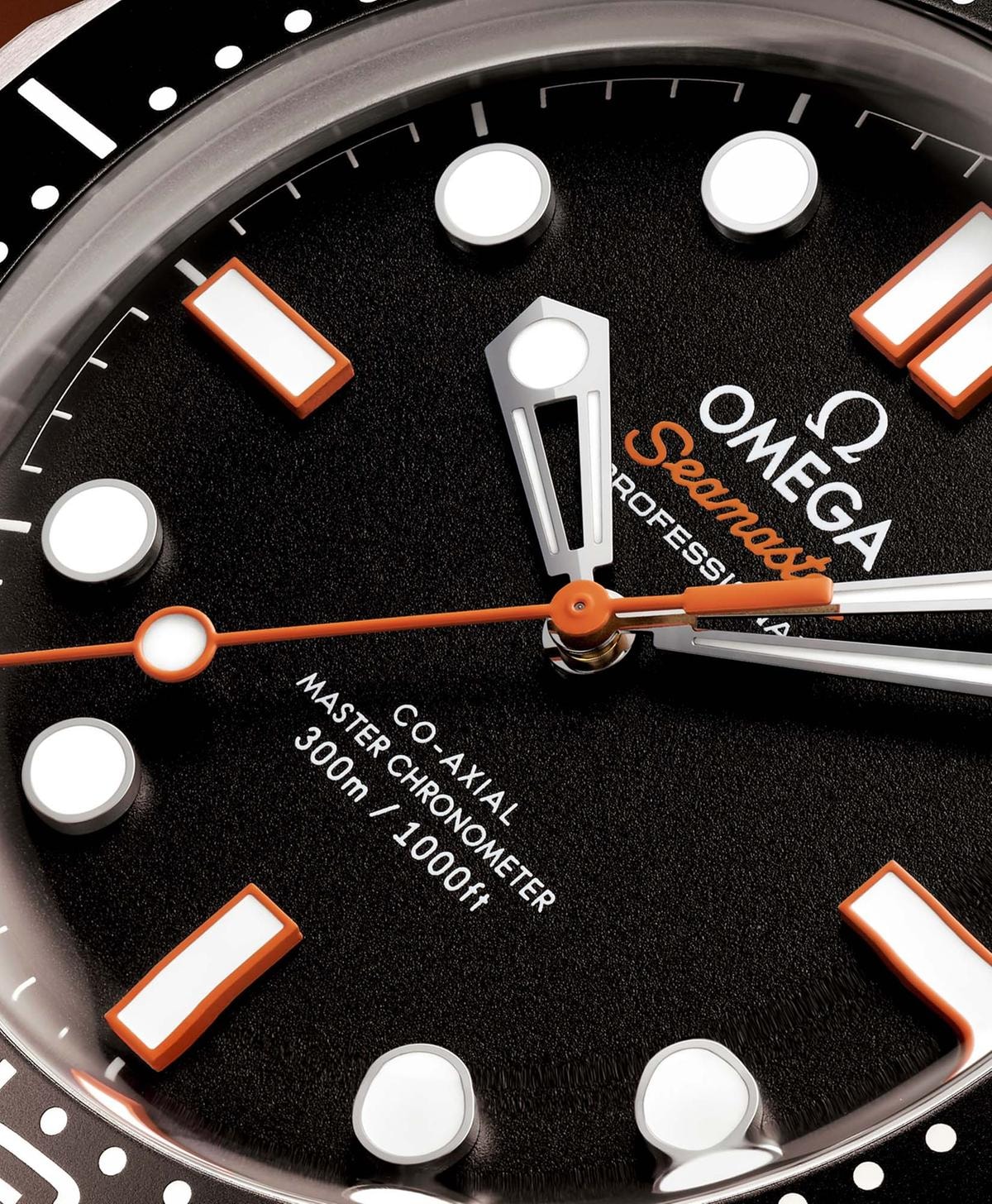 Il mare si tinge di arancione con il Seamaster Diver 300M di Omega 