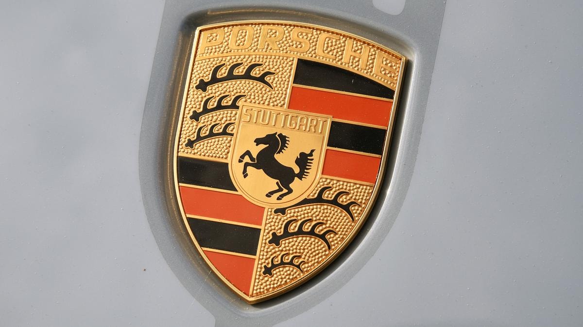 Porsche Automobil Holding dimezza gli utili e annuncia: investiremo nella Difesa. Le differenze rispetto alla strategia di  Exor