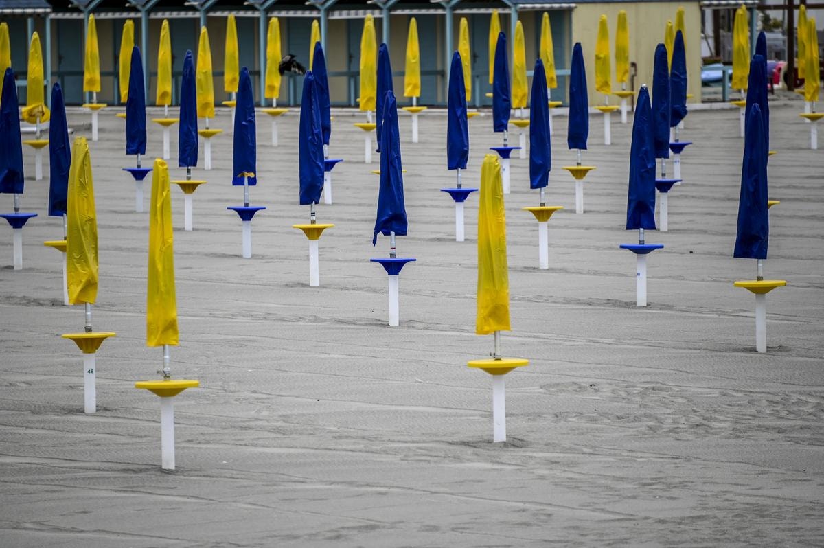 Ombrelloni chiusi sulla spiaggia