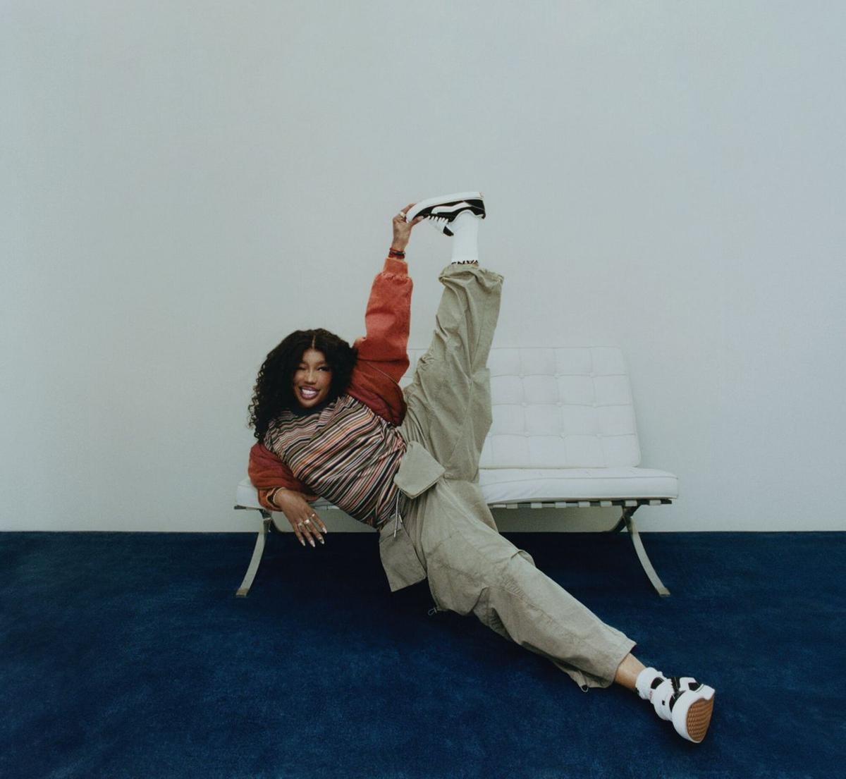 Sza nella campagna di debutto alla guida di Vans (ph Sophie Jones, courtesy Vans)