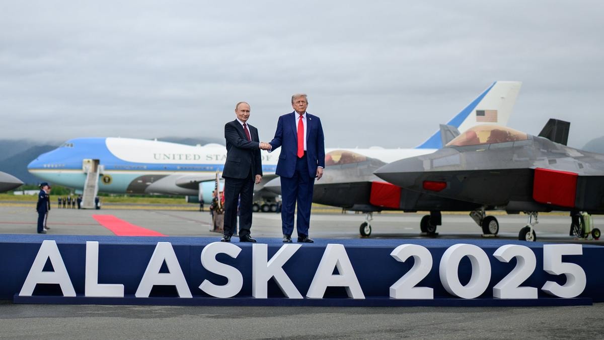 La storica stretta di mano Putin-Trump in Alaska