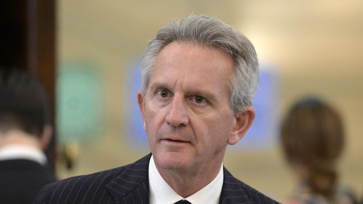 Mediobanca, Nagel resta in sella e denuncia il conflitto di interessi di Delfin, Edizione e Cassa Forense. Ma Mps prepara il cambio