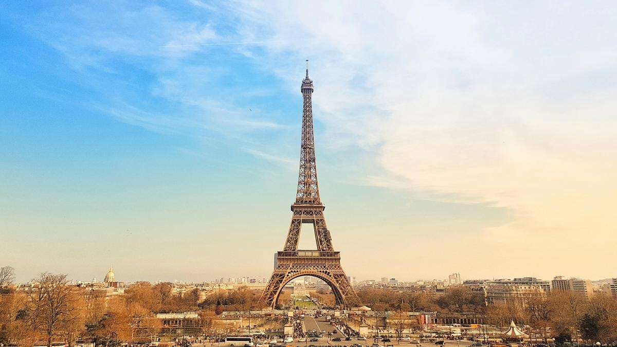 Francia, il ministro dell’Economia Lombard: pagheremo il debito più dell’Italia. Il Cac 40 ancora giù trascinato dalle banche