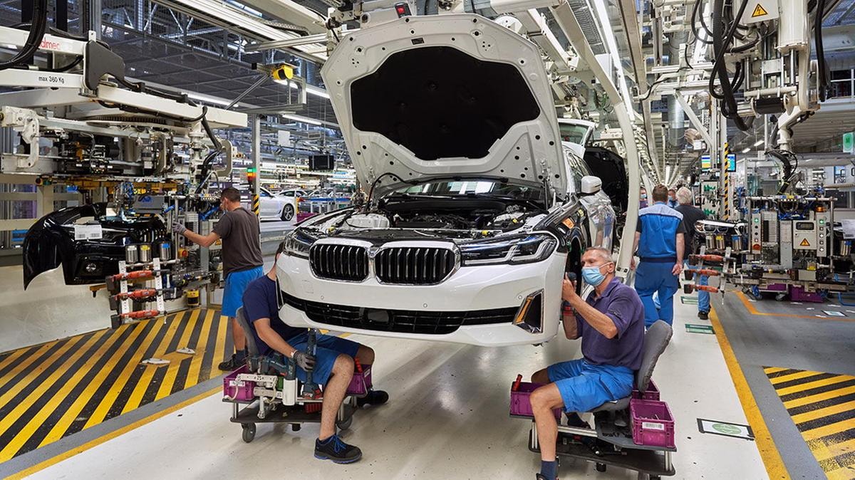 Auto, i big dell’industria europea: obiettivi al 2035 non più realistici, ora nuove regole. La lettera a von der Leyen