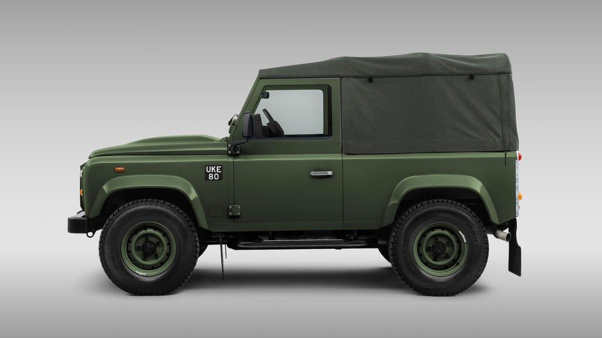 Il ritorno del mito: Classic Defender V8 di Land Rover, ispirata al fuoristrada di Winston Churchill, in soli 10 esemplari